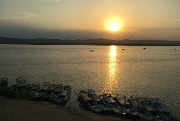 Sunset on the Irrawaddy, Burma. Photo Sam Greenwood, avec son aimable autorisation